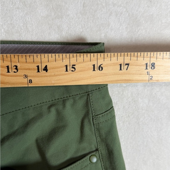 Vineyard Vines 32W 30L On The Go OTG Performance Olive Green Lightweight Chinos - Picture 9 of 11